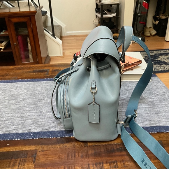 Cute coach pac back like new - Picture 2 of 6